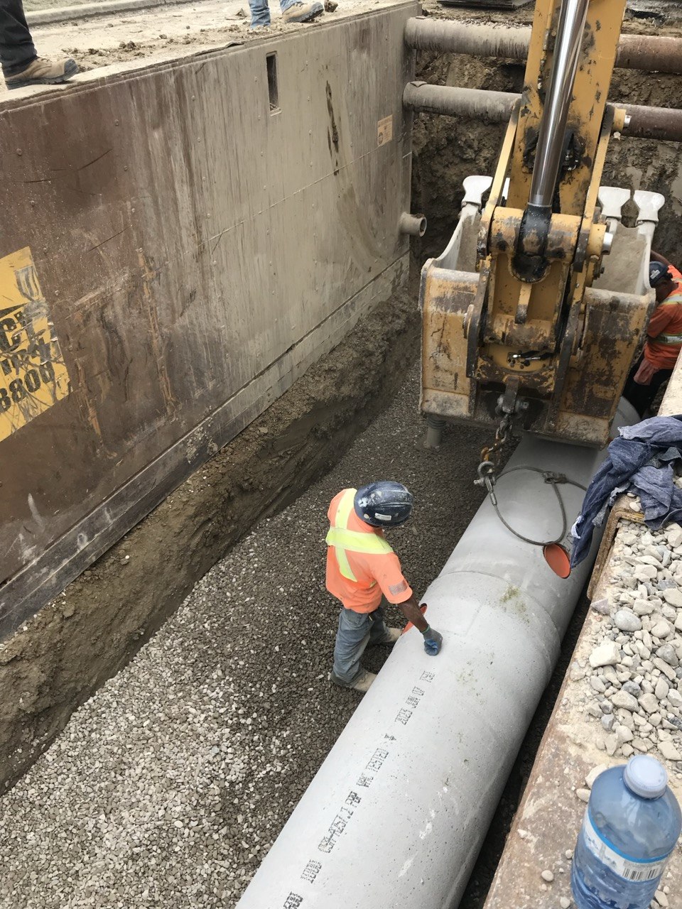 Deep trench pipe laying